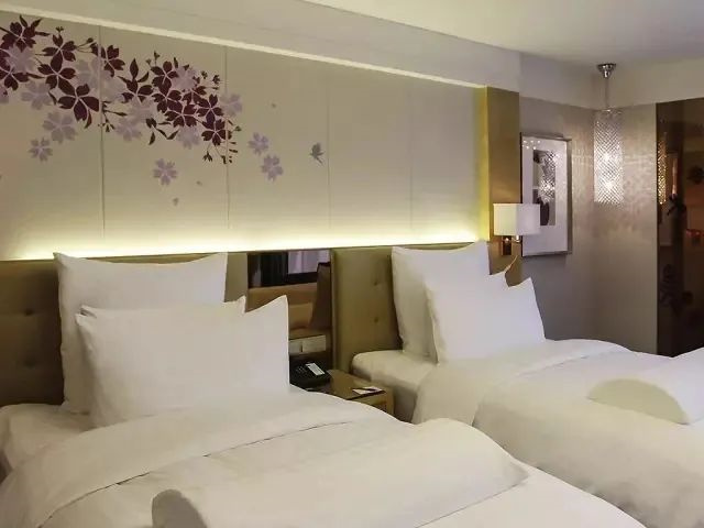 酒店設(shè)計(jì)的枕頭、隔斷玻璃門、燈怎么讓人燒腦殼